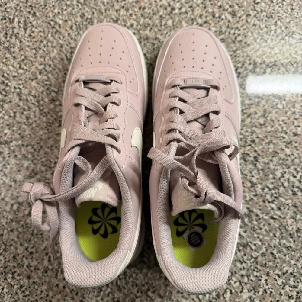 Women's Nike Air Force 1 '07 Platinum Violet Sail DV3808 001 Purple White Sizes - Picture 6 of 9